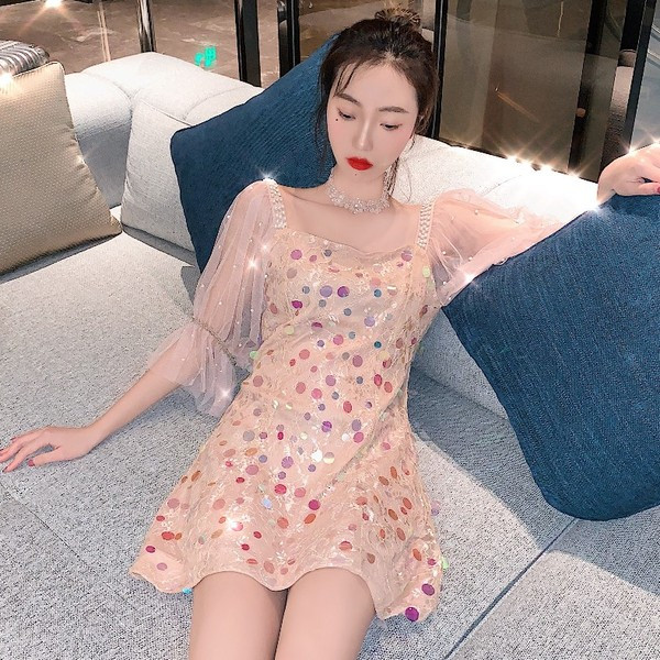 Rochie moderna de dama cu perle decorative de culoare deschisa