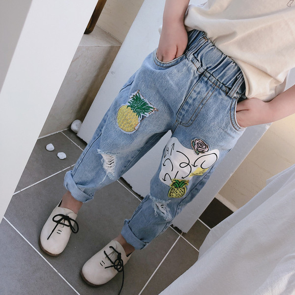 Модерни детски дънки за момичета със скъсани мотиви и апликации