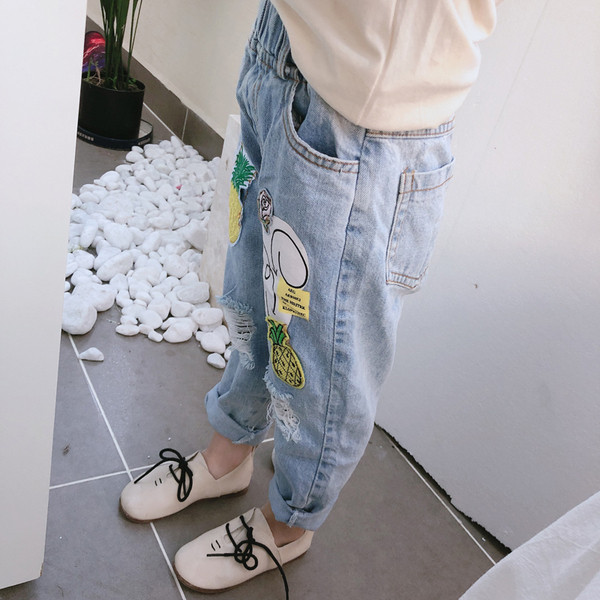 Модерни детски дънки за момичета със скъсани мотиви и апликации