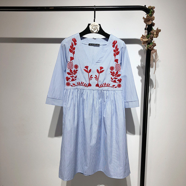 Rochie de dama in dungi cu broderie