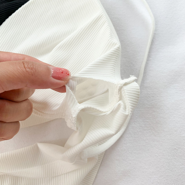 Bustieră cu bretele subțiri în alb și negru