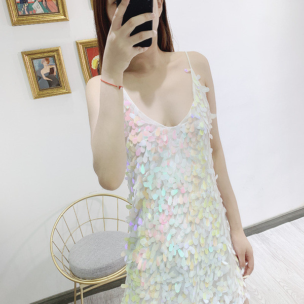 Rochie scurta de dama cu bretele subtiri in alb si paiete