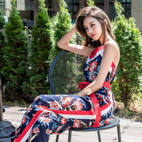 Salopetă de damă elegantă cu model floral și decolteu în V