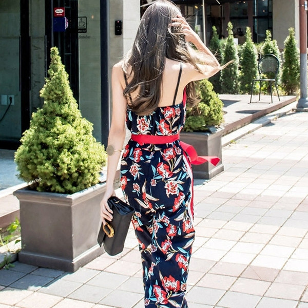 Salopetă de damă elegantă cu model floral și decolteu în V