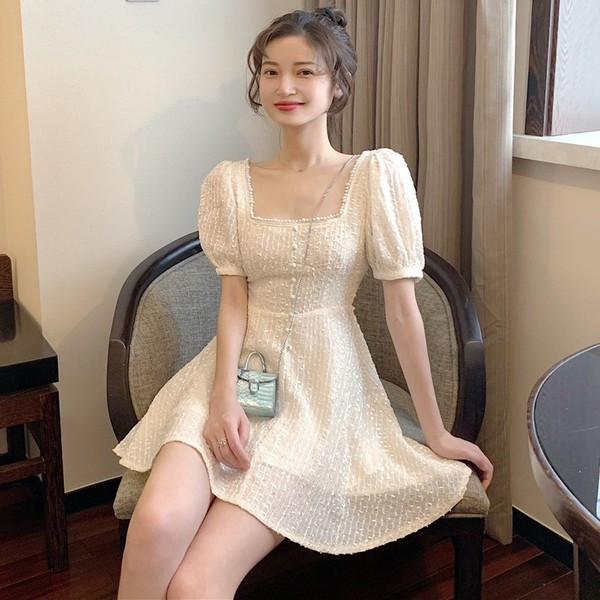 Rochie scurtă de damă actuală în alb cu mâneci scurte