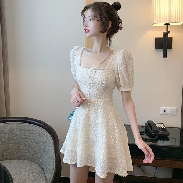 Rochie scurtă de damă actuală în alb cu mâneci scurte