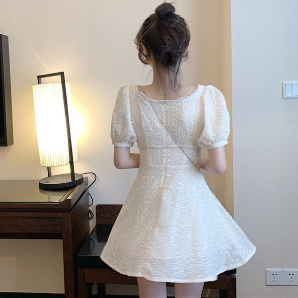 Rochie scurtă de damă actuală în alb cu mâneci scurte