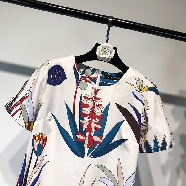 Rochie scurta cu decolteu oval alb cu model floral