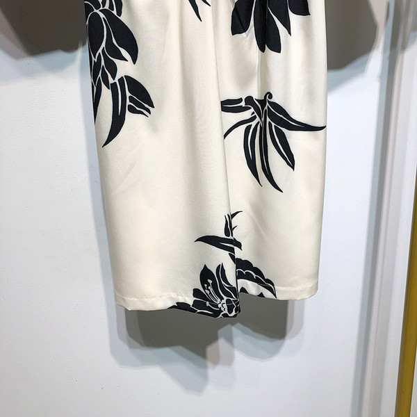 Rochie scurta de dama in alb cu model