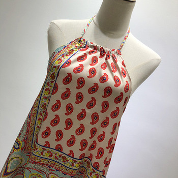 Hosszú ruha ovális nyakkivágással és színes mintával