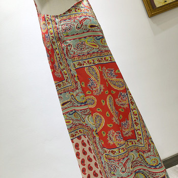 Hosszú ruha ovális nyakkivágással és színes mintával