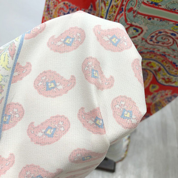 Hosszú ruha ovális nyakkivágással és színes mintával