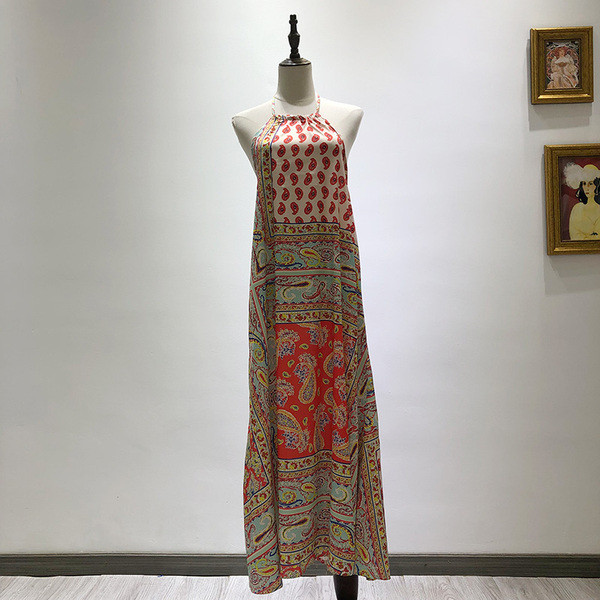 Hosszú ruha ovális nyakkivágással és színes mintával