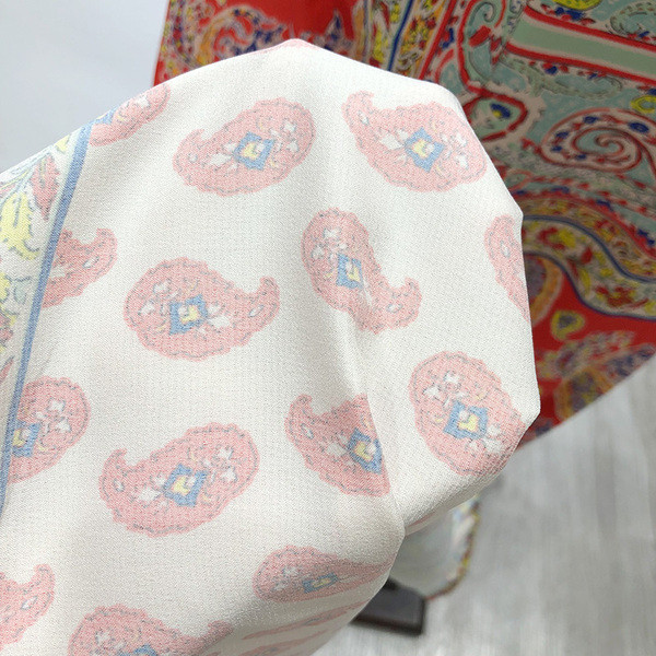 Hosszú ruha ovális nyakkivágással és színes mintával