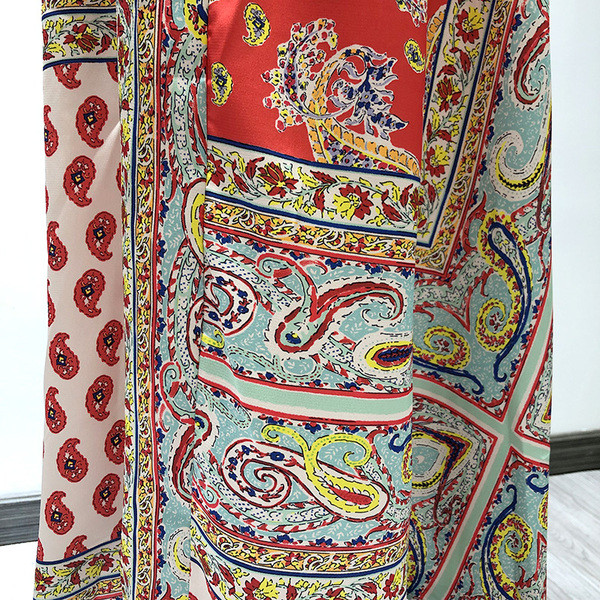 Hosszú ruha ovális nyakkivágással és színes mintával