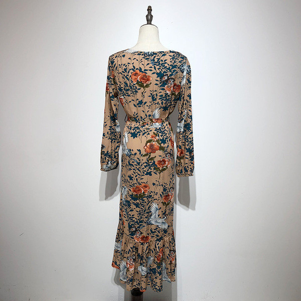 Rochie cu decolteu în V adânc și mâneci lungi cu legături în talie