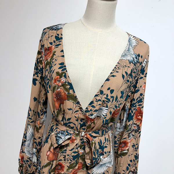 Rochie cu decolteu în V adânc și mâneci lungi cu legături în talie