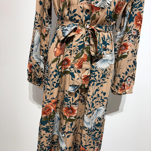 Rochie cu decolteu în V adânc și mâneci lungi cu legături în talie