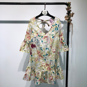 Rochie scurtă cu mâneci lotus și spate gol