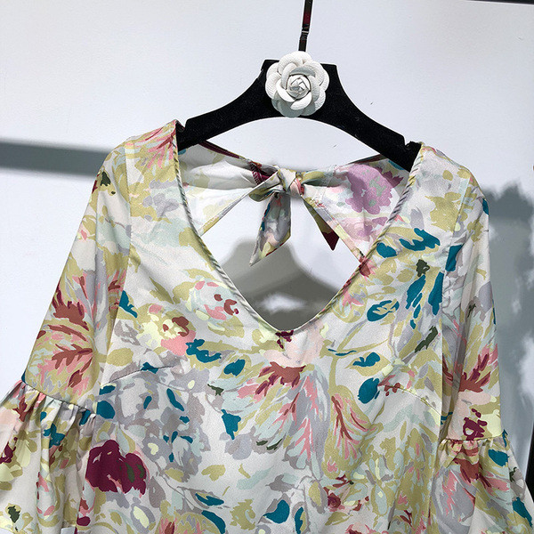 Rochie scurtă cu mâneci lotus și spate gol