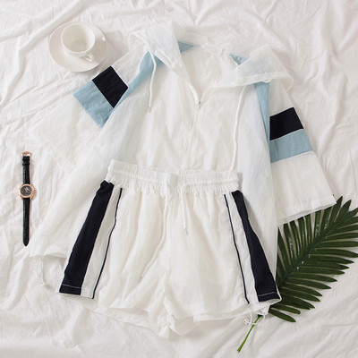 Αθλητικό και casual γυναικείο σύνολο από δύο μέρη σε λευκό και μπλε χρώμα