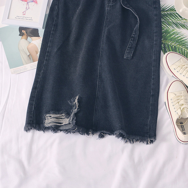 Fusta de dama moderna din denim cu motive rupte si curea