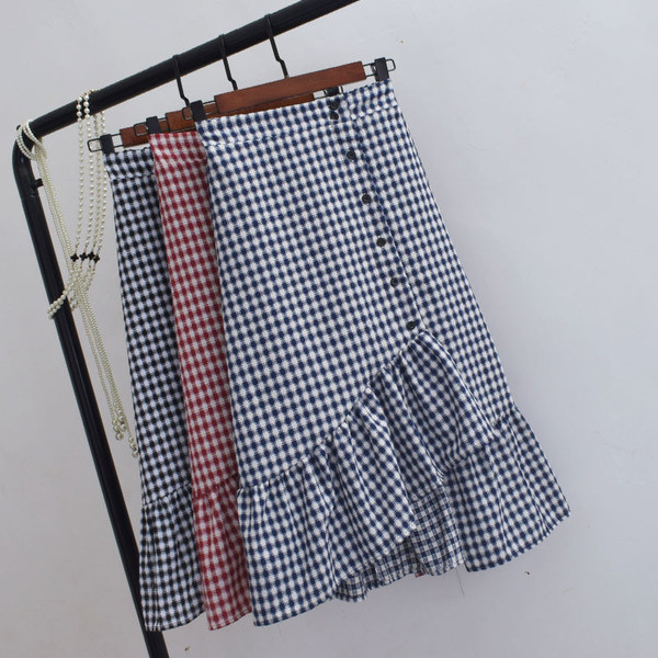 Fusta dama in carouri model asimetric in trei culori