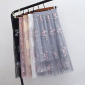 Fusta dama cu dantela si broderie colorata