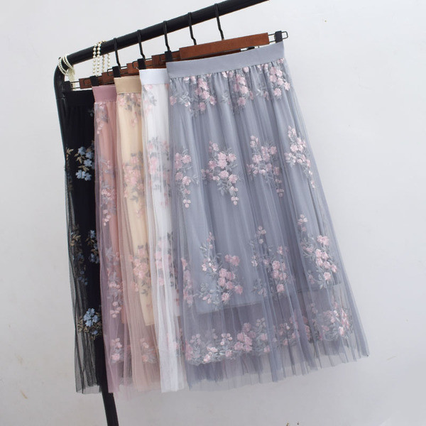 Fusta dama cu dantela si broderie colorata