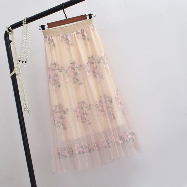 Fusta dama cu dantela si broderie colorata