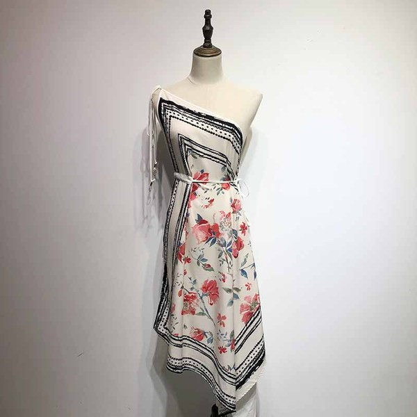 Rochie cu un singur umar in alb cu model