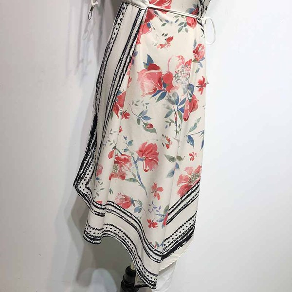 Rochie cu un singur umar in alb cu model