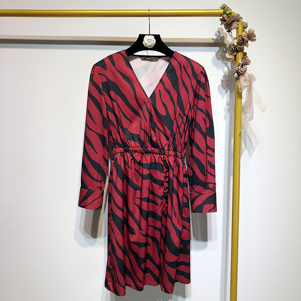 Rochie cu decolteu in V si maneci lungi