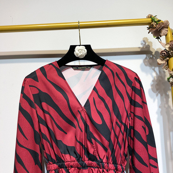 Rochie cu decolteu in V si maneci lungi