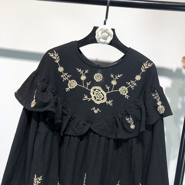 Черна широка рокля с дълъг ръкав с бродерия