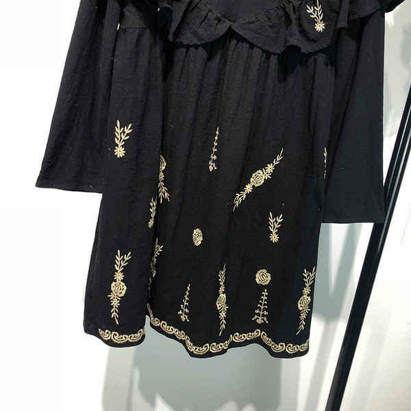 Черна широка рокля с дълъг ръкав с бродерия