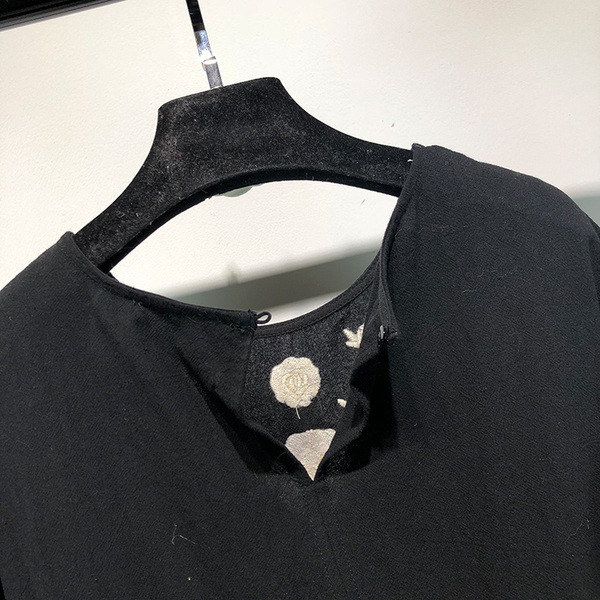 Черна широка рокля с дълъг ръкав с бродерия