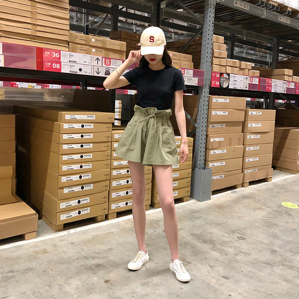 Pantaloni scurți de damă cu talie înaltă și buzunare în patru culori