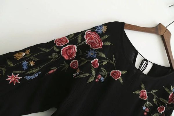 Rochie lunga de dama in negru cu broderie