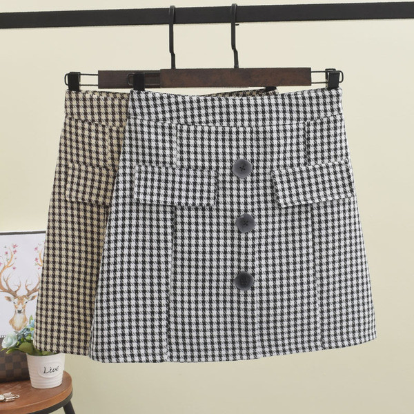 Fusta scurta dama in carouri cu nasturi in doua culori