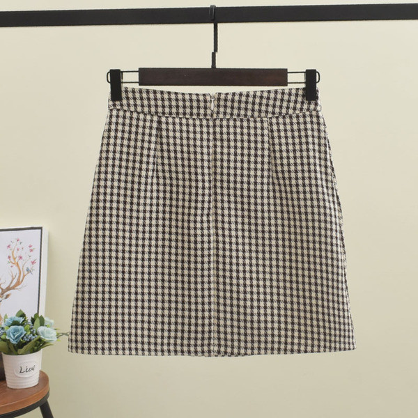 Fusta scurta dama in carouri cu nasturi in doua culori
