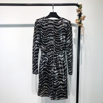 Rochie elegantă cu decolteu în V adânc și mâneci lungi cu paiete