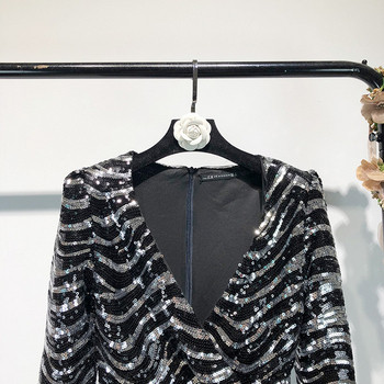 Rochie elegantă cu decolteu în V adânc și mâneci lungi cu paiete