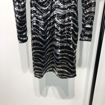 Rochie elegantă cu decolteu în V adânc și mâneci lungi cu paiete