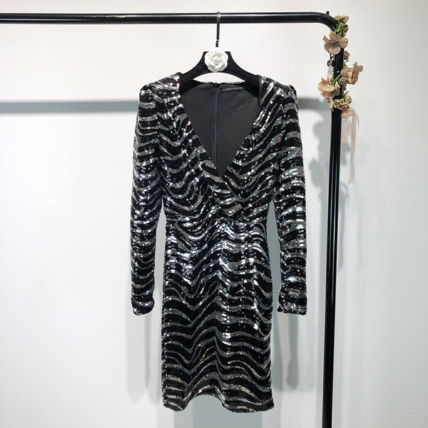 Rochie elegantă cu decolteu în V adânc și mâneci lungi cu paiete