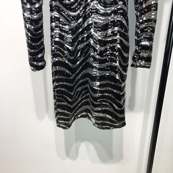 Rochie elegantă cu decolteu în V adânc și mâneci lungi cu paiete