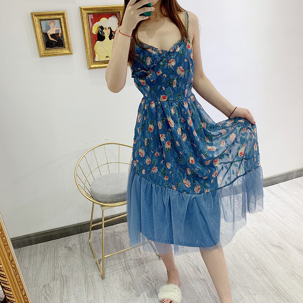 Rochie cu decolteu in V si bretele subtiri cu tul