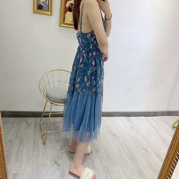 Rochie cu decolteu in V si bretele subtiri cu tul