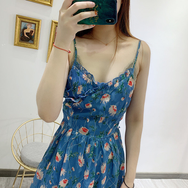 Rochie cu decolteu in V si bretele subtiri cu tul