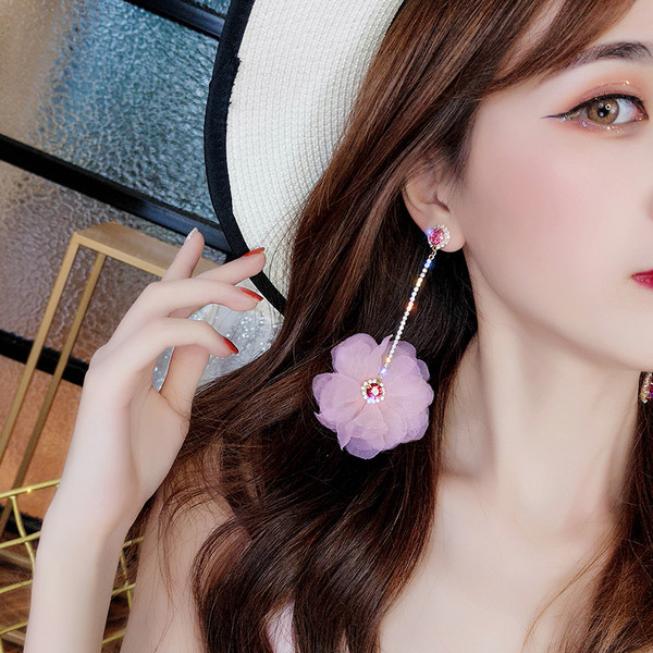 Cercei eleganti de dama in forma de floare